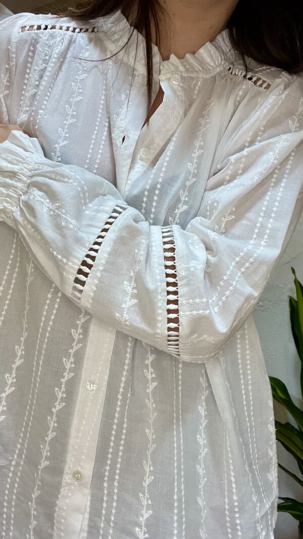 Chemise blanche en coton brodé MASHA écrue – Image 3